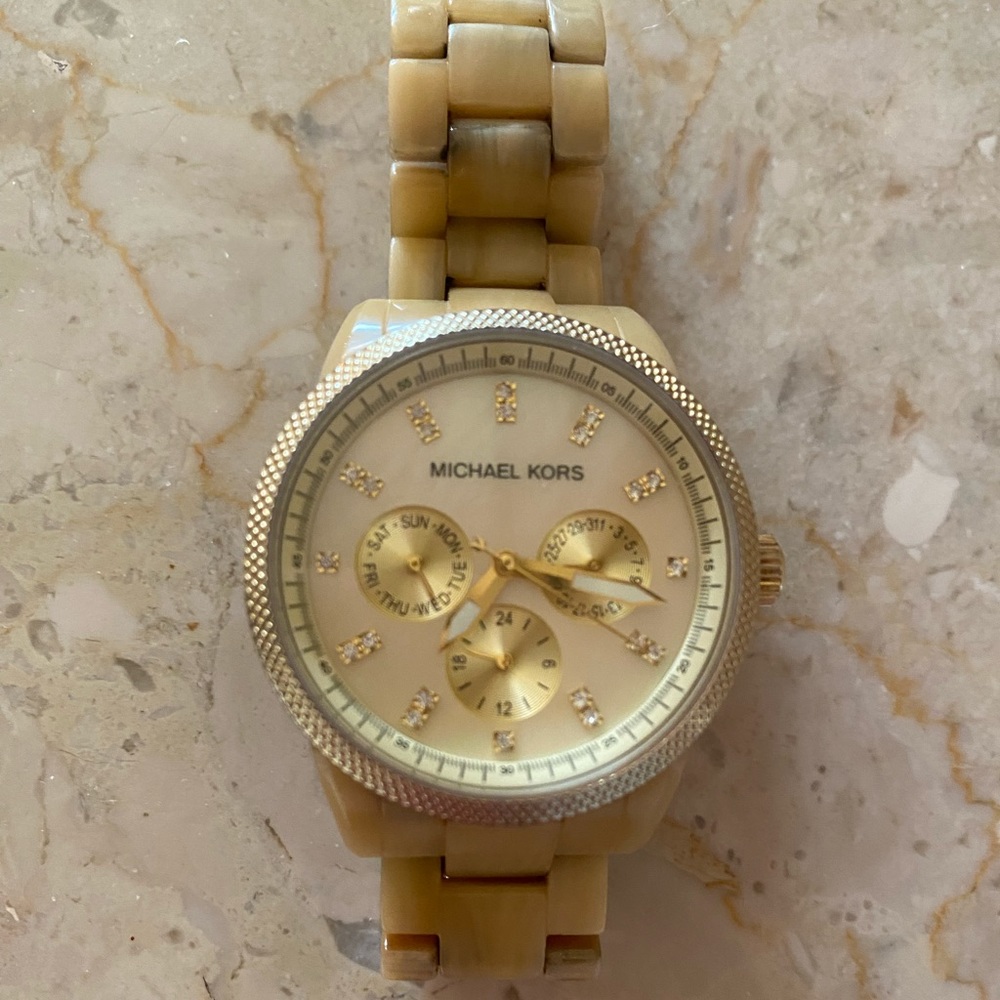 3 1/2 cm, needs new battery